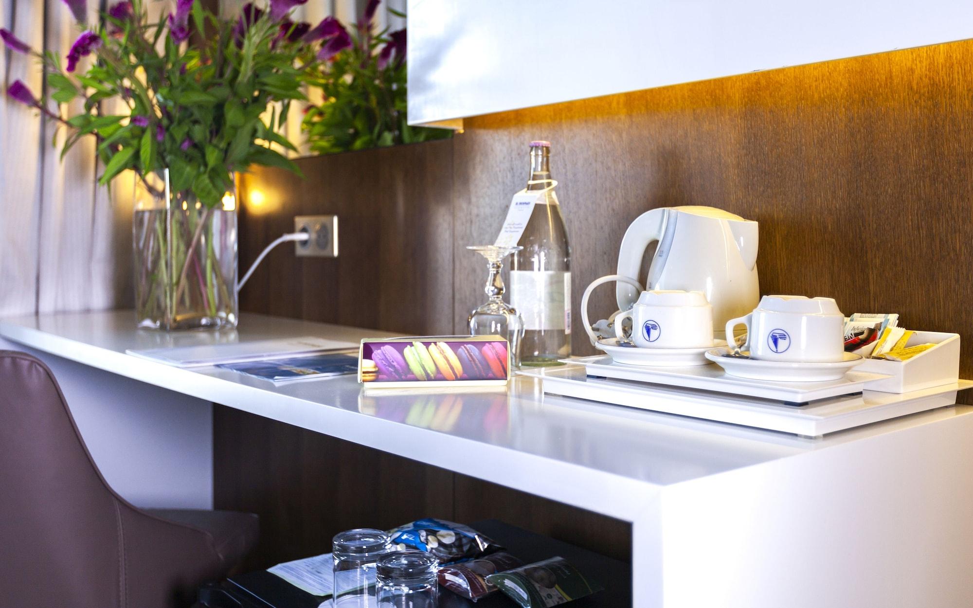 엘 모우라디 감머스 호텔 감마르트 외부 사진 A Nespresso machine in a hotel room