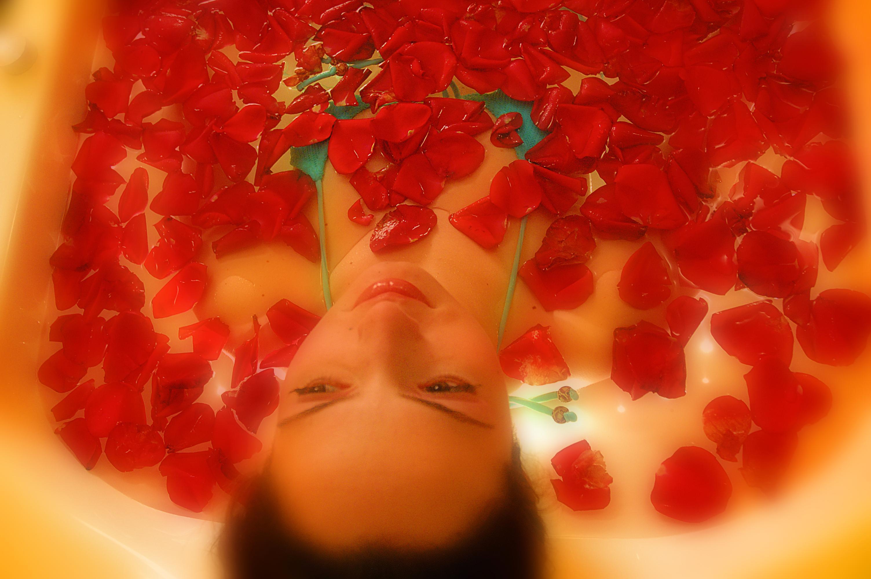 엘 모우라디 감머스 호텔 감마르트 외부 사진 A woman in a rose petal bath