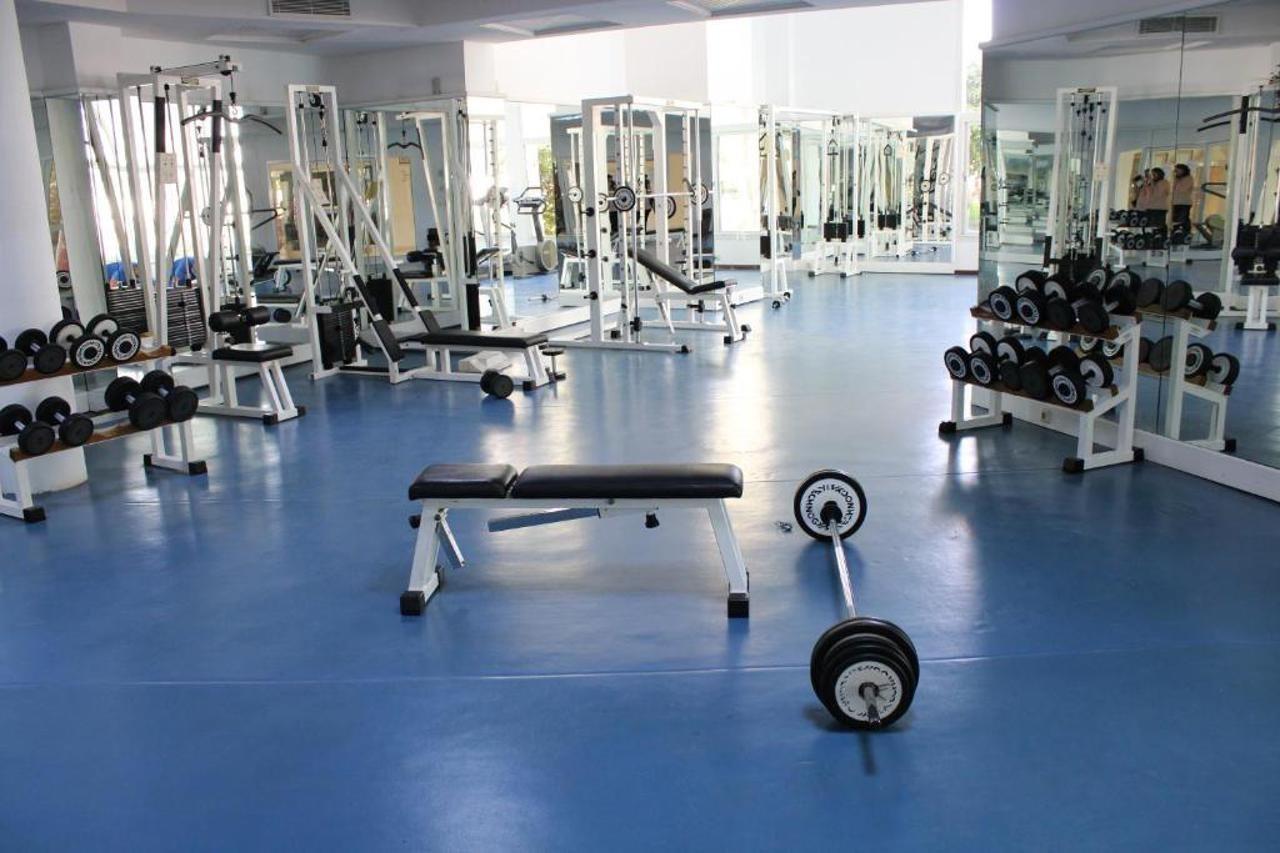 엘 모우라디 감머스 호텔 감마르트 외부 사진 A typical gym
