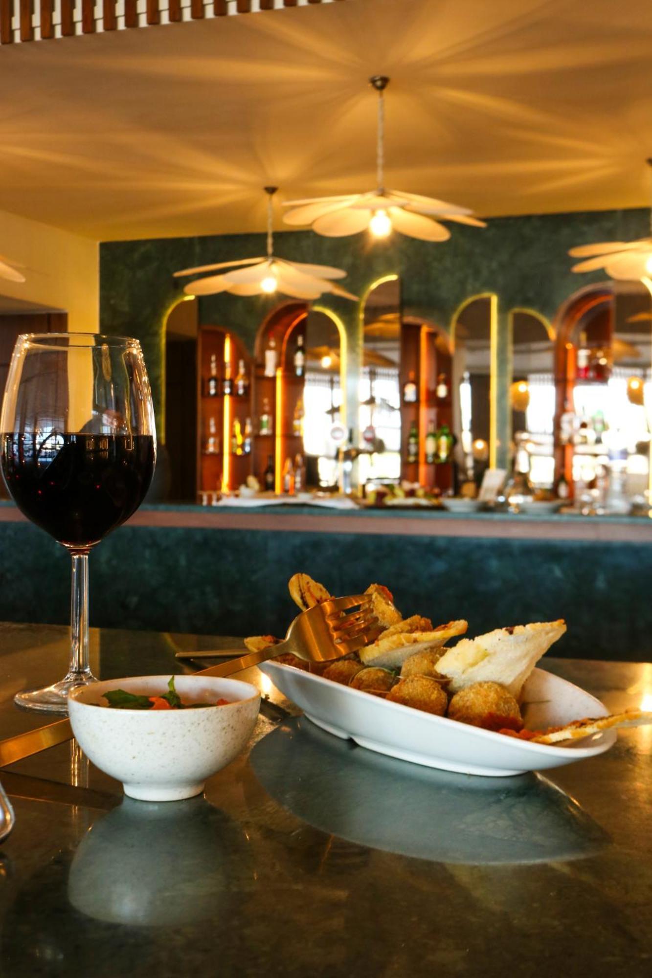 엘 모우라디 감머스 호텔 감마르트 외부 사진 A wine bar in Madrid, Spain