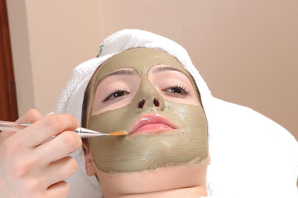 엘 모우라디 감머스 호텔 감마르트 외부 사진 A woman with a facial mask