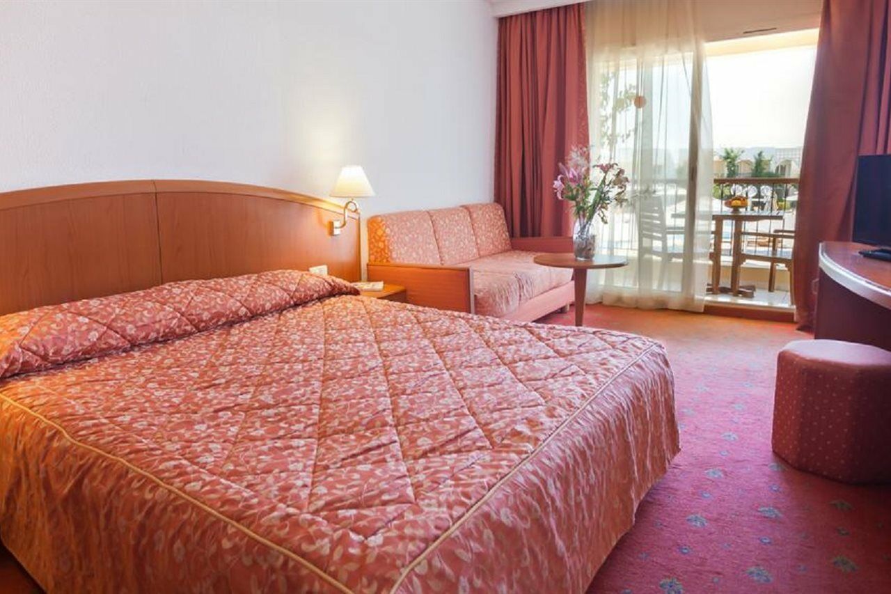 엘 모우라디 감머스 호텔 감마르트 외부 사진 A typical hotel room